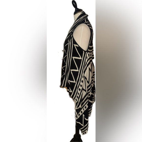 Black and Cream Soft Drapey Vest - Picture 3 of 4